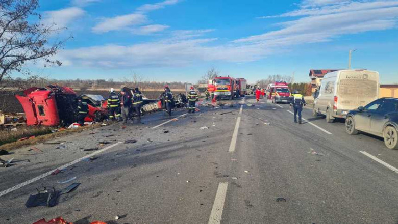 Accident grav pe DN2: Doua TIR-uri s-au ciocnit frontal Imagine
