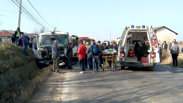 Accident grav pe DN28. Un autoturism aflat in depasire s-a ciocnit de o autoutilitara Imagine