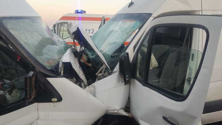 Accident grav pe DN56 intre doua microbuze de marfa: Unul dintre soferi a murit Imagine