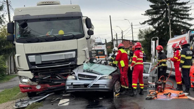 Accident grav pe DN7: Trei oameni au murit dupa ce un autoturism s-a izbit puternic de o cisterna Imagine