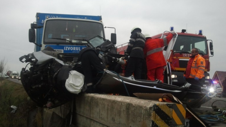Accident grav pe drumul european 583. O femeie, pasagera intr-o masina, a murit in urma unui stop cardiac Imagine