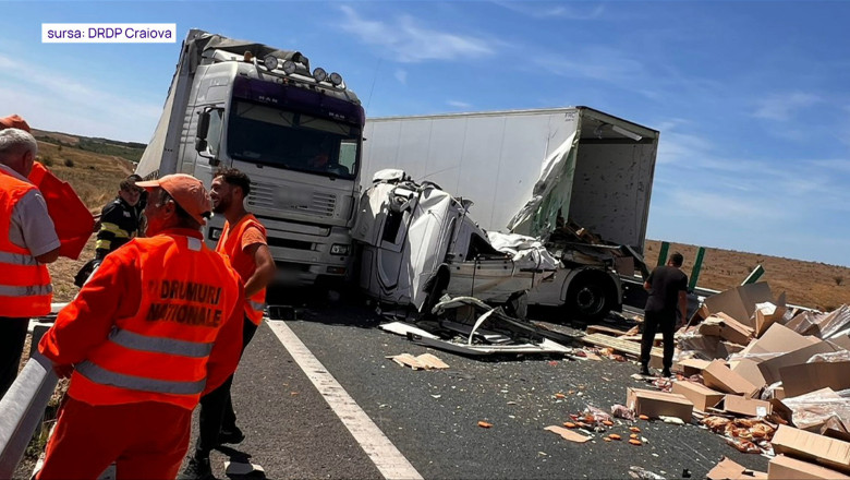 Accident grav pe Drumul Expres Craiova-Pitesti: doua TIR-uri s-au ciocnit violent. Traficul este complet blocat Imagine