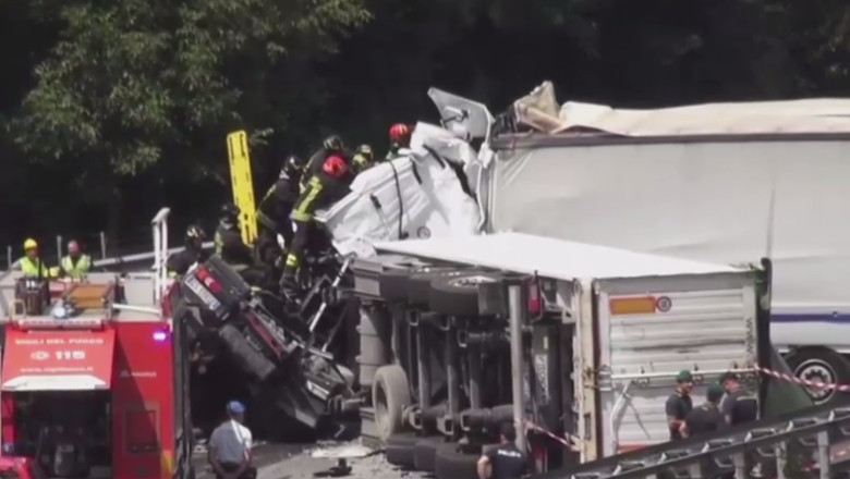 Accident grav pe o autostrada din Italia. Trei oameni au murit, 18 au fost raniti Imagine