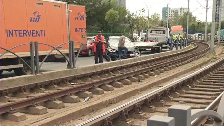Accident grav pe Soseaua Virtutii din Capitala. Un sofer cu o alcoolemie de 1,34 a intrat cu bolidul pe linia de tramvai 41 Imagine
