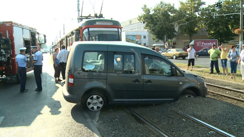 Accident in Arad: tramvaiul a intrat intr-o masina care i-a taiat calea Imagine