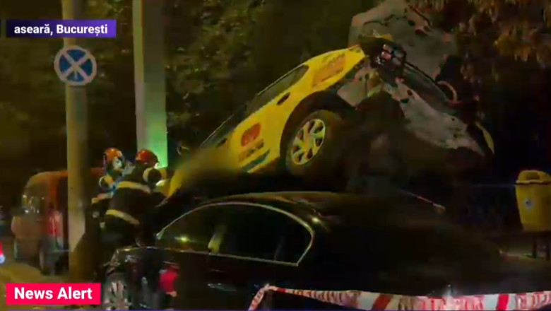 Accident in Bucuresti cu 3 masini implicate. Unul dintre autoturisme a ajuns sub un taxi care era parcat Imagine