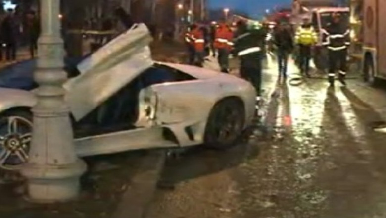 Accident in Bucuresti. Un Lamborghini de 200.000 de euro a ajuns intr-un stalp Imagine