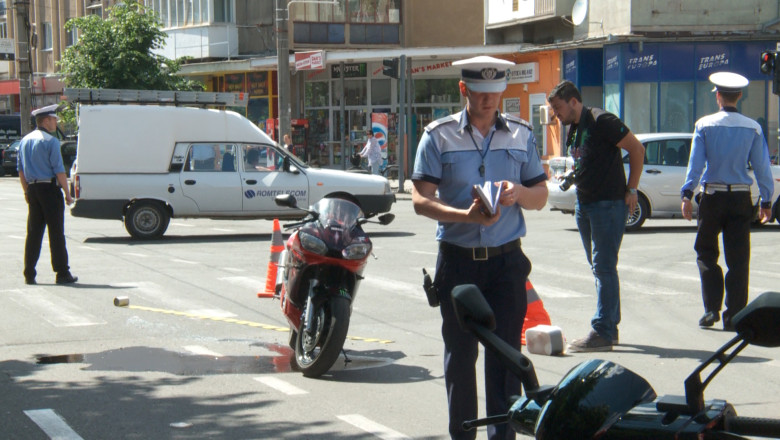 Accident in centrul Oradei. Un motociclist a fost ranit dupa ce s-a lovit de o masina in Piata Unirii Imagine