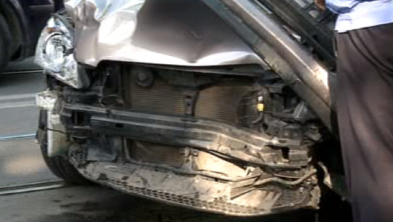 Accident in Dambovita. Un microbuz cu opt persoane a fost lovit de un autoturism, iar trei persoane au fost ranite Imagine