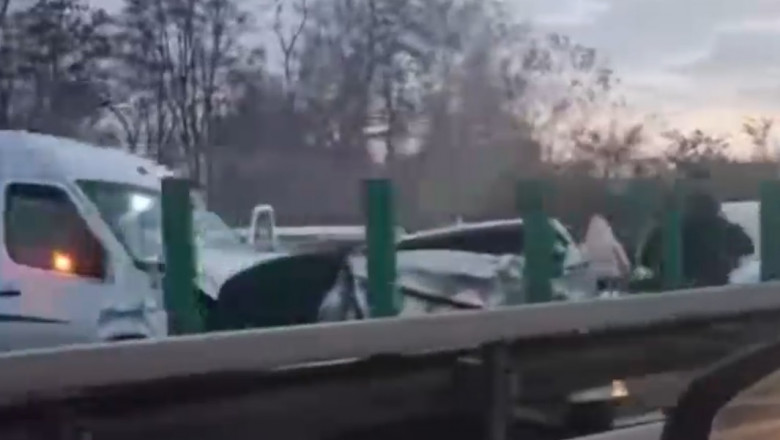 Accident in lant cu 12 masini pe autostrada A3. Doua persoane au fost duse la spital Imagine