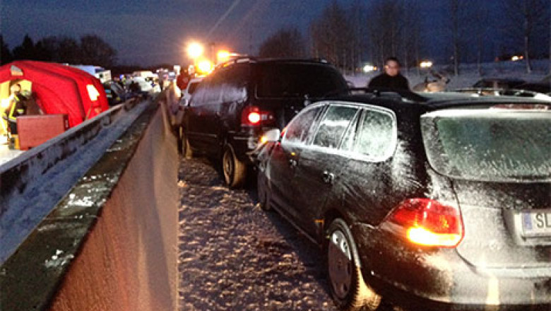 Accident in lant, in Austria: Cel putin 20 de oameni au fost raniti, iar 66 de masini avariate Imagine