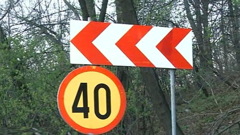 Accident in lant in Mehedinti. Un microbuz s-a izbit de un camion si de o masina de paine, 12 persoane sunt ranite Imagine