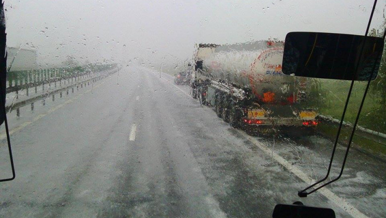 Accident in lant pe autostrada A2. Noua automobile s-au ciocnit din cauza ghetii de pe carosabil Imagine