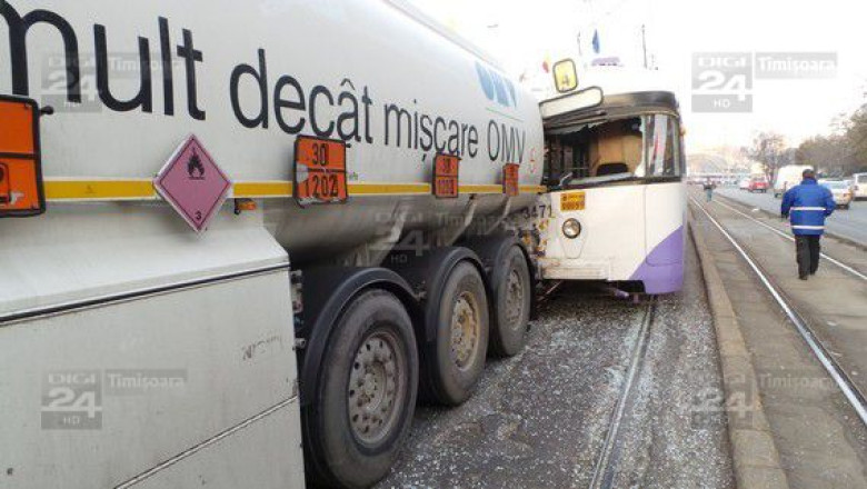 Accident in lant: un tramvai, o autocisterna si doua autoturisme s-au ciocnit intr-o intersectie din Timisoara Imagine