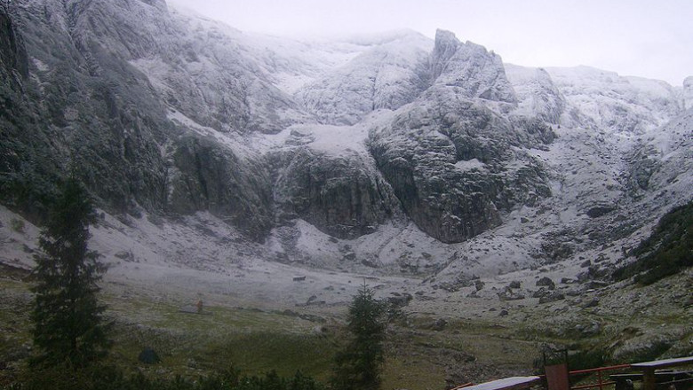 Accident in Muntii Bucegi: Patru tineri au cazut intr-o rapa de pe un traseu nemarcat, acoperit cu gheata Imagine
