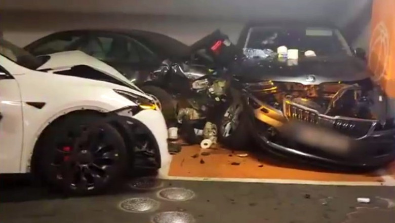 Accident in parcarea subterana a unui mall. O soferita a facut praf trei masini, dupa ce a incurcat pedalele Imagine