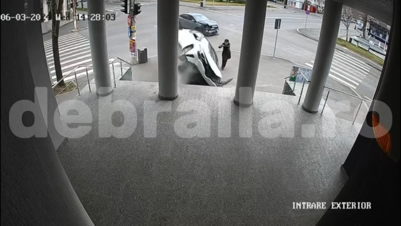 Accident incredibil in Braila. O femeie de 81 de ani a scapat miraculos cu viata dupa ce o masina s-a rasturnat peste ea Imagine