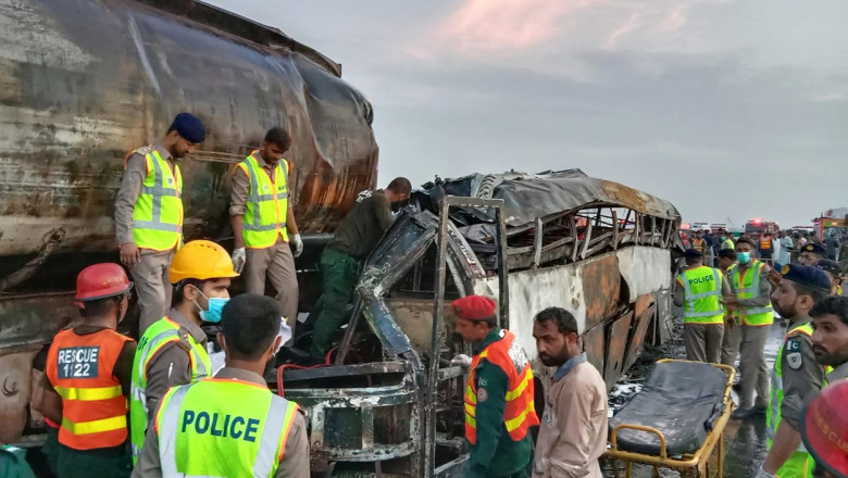 Accident ingrozitor in Pakistan. Pasageri arsi de vii dupa ce un autobuz s-a ciocnit cu o cisterna Imagine