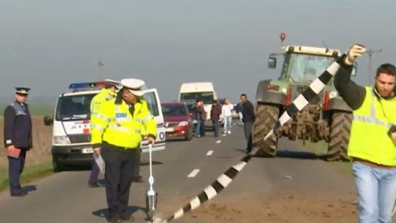 Accident intre Carani si Calacea: un microbuz s-a agatat de un utilaj agricol Imagine