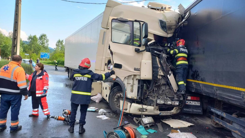 Accident intre doua TIR-uri in Caras-Severin. Un sofer bulgar a murit, celalalt, cetatean ucrainean, a fost ranit Imagine