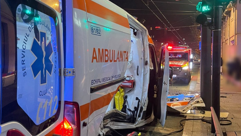 Accident intre o ambulanta, un autobuz si un autoturism, in Cluj-Napoca. Doua persoane au fost ranite Imagine