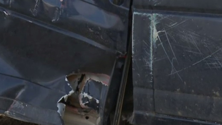 Accident intre un autoturism si un microbuz pe DN58. Doi morti si 11 raniti Imagine