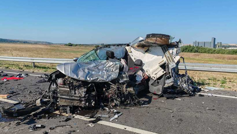 Accident la Barlad: un barbat a murit strivit dupa ce masina pe care o conducea a intrat sub un TIR, pe centura orasului Imagine