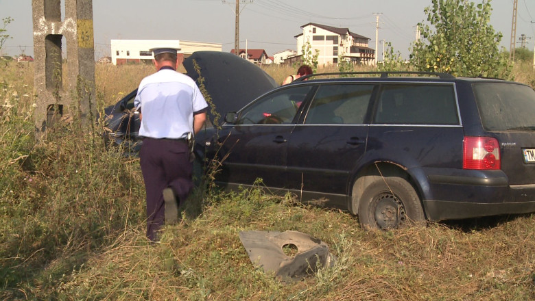 Accident la iesirea din Timisoara: doua masini s-au acrosat si au iesit in decor  Imagine