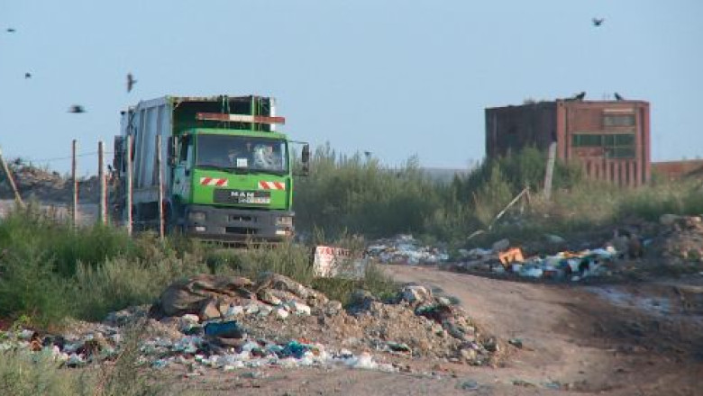 Accident la Pata Rat. Trei persoane au fost ranite, dupa ce au fost prinse sub o masina care descarca deseuri Imagine