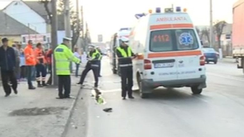 Accident la Pitesti. O ambulanta si un autoturism s-au ciocnit Imagine