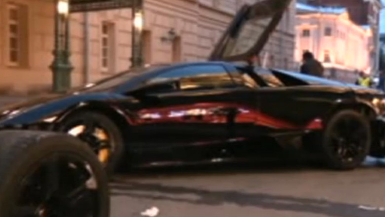 Accident. Lamborghini parcat intr-o vitrina din Moscova Imagine
