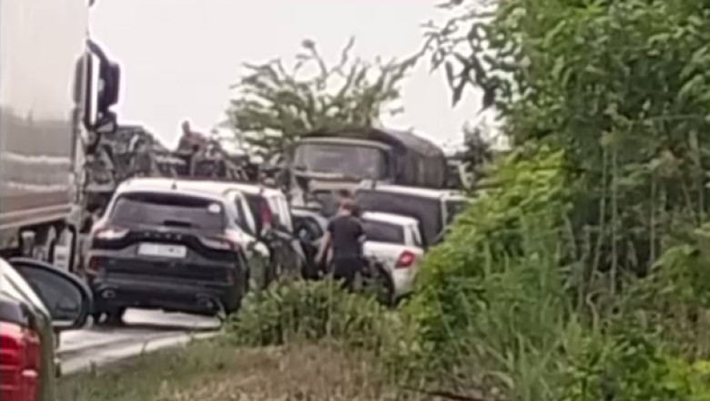 Accident langa Bucuresti, dupa ce un sofer a incercat sa depaseasca un convoi al armatei franceze. 4 masini si un blindat, avariate Imagine