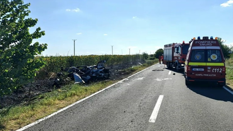 Accident mortal in Teleorman: o masina si o duba s-au ciocnit violent. Dupa impact, un autoturism a luat foc Imagine
