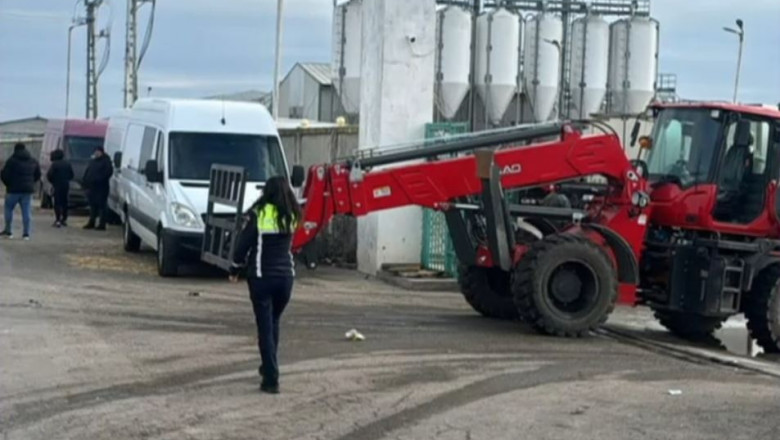 Accident mortal provocat de un utilaj agricol condus de un barbat beat si fara permis. Doi oameni au murit pe loc Imagine
