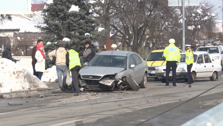 Accident pe DN 66, la iesirea din Tg. Jiu. O femeie a ajuns la spital Imagine