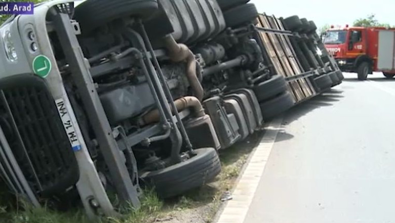 Accident pe soseaua dintre Timisoara si Arad: autotren rasturnat din cauza vitezei Imagine