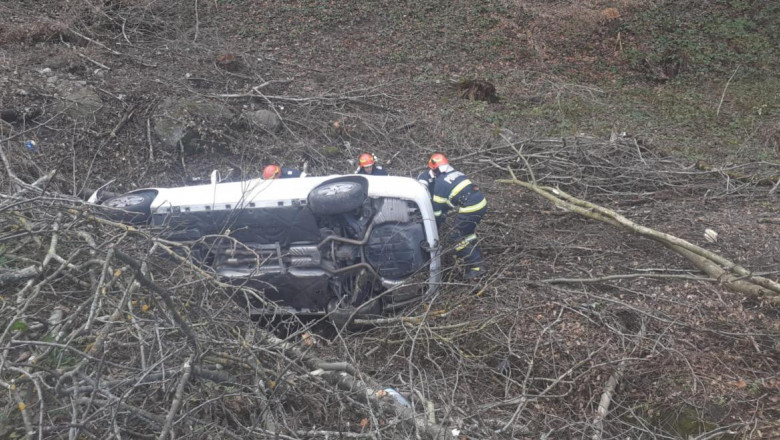 Accident pe Valea Oltului: 4 oameni au cazut cu masina in prapastie, dar au scapat, ca prin minune, fara rani Imagine