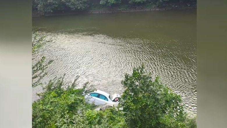 Accident pe Valea Oltului: o masina a cazut in raul Olt. Traficul rutier, restrictionat pe DN7 Imagine