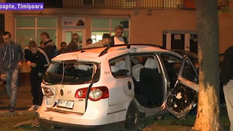 Accident provocat de un sofer baut, urmarit de un echipaj de politie, dupa ce trecuse pe rosu Imagine