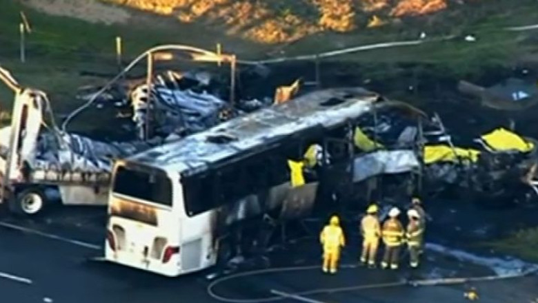 Accident rutier cu 10 morti in SUA. Un autocar plin cu elevi de liceu a fost izbit de un camion Imagine