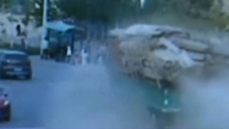 Accident rutier in China. Opt oameni au murit dupa ce un autocamion a izbit o statie de autobuz Imagine