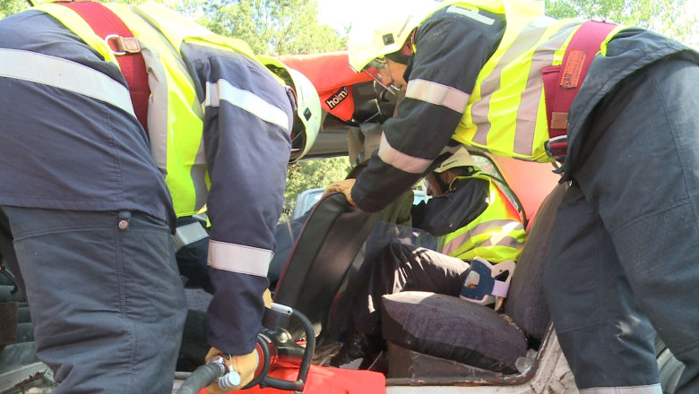 Accident simulat cu descarcerare la Timisoara.  Cum s-au descurcat echipele de interventie? Imagine