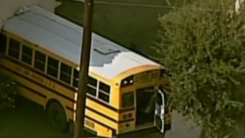 Accident soldat cu trei raniti. Un autobuz scolar a intrat intr-o casa Imagine