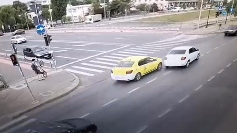 Accident spectaculos in Iasi: Un taxi s-a rasturnat dupa ce a lovit alta masina Imagine
