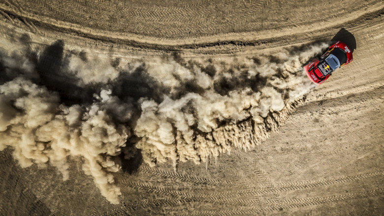 Accident spectaculos in Raliul Dakar. Masina Dacia Sandriders a lui Sebastien Loeb s-a rostogolit de cateva ori Imagine