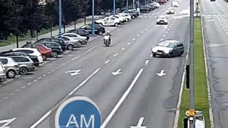 Accident surprins de camerele video: Un sofer drogat si fara permis a doborat un semafor Imagine