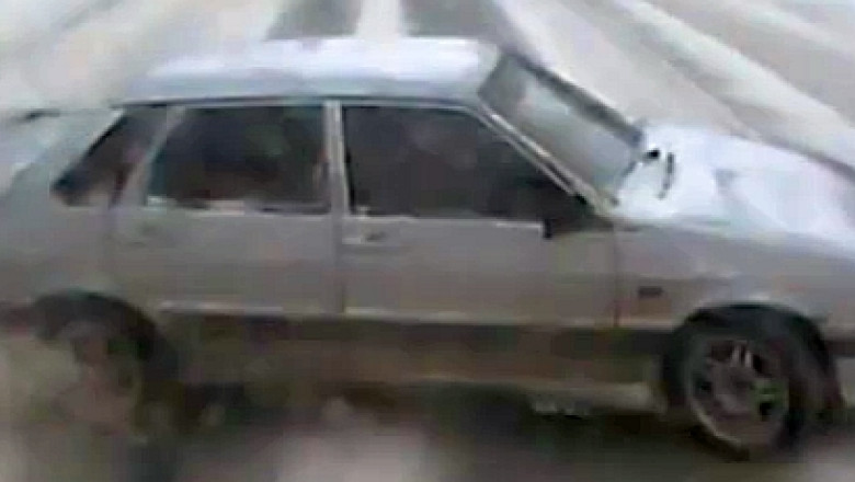 Accident tragic in Rusia surprins de camera video. Doi parinti si copilul lor de 7 ani au murit in urma impactului Imagine
