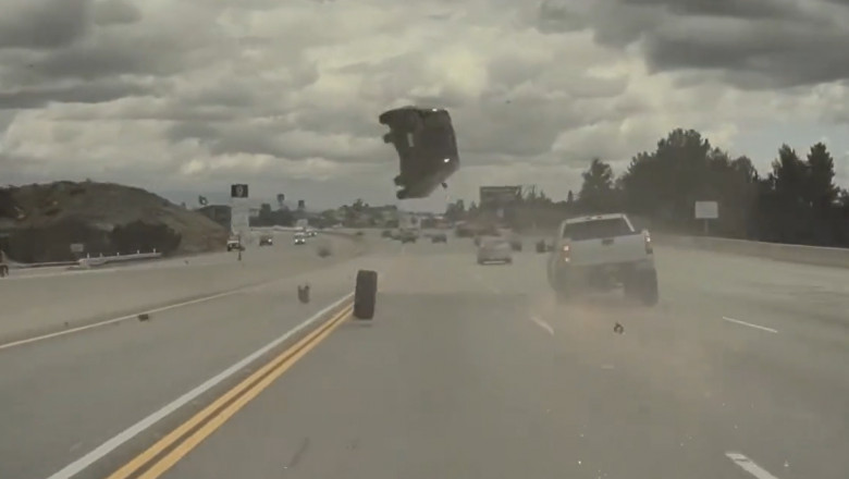 Accident uluitor pe o sosea din SUA: Masina aruncata in aer de roata desprinsa a unei camionete Imagine