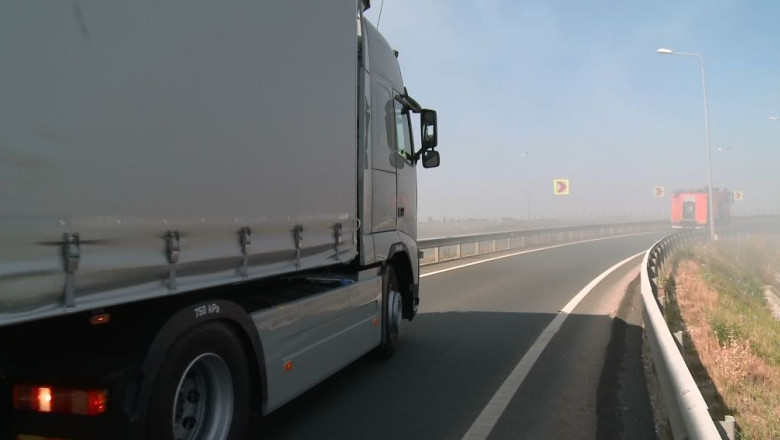 Accidente invaluite in fum! Un incendiu langa autostrada Arad - Timisoara a provocat tamponari in serie Imagine