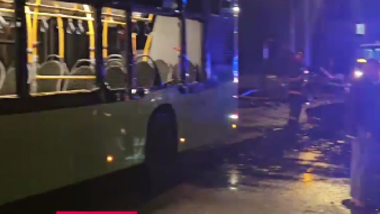 Acoperis smuls de vant, in Vaslui. S-a prabusit peste un autobuz si o benzinarie. Doua persoane au fost ranite Imagine